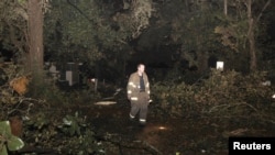 Árboles y cables eléctricos derribados en Mobile, Alabama, donde un tornado dejó a la zona sin electricidad el día de Navidad.