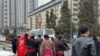 传到网络的照片显示十余名藏人2015年1月28日在成都锦江宾馆外抗议强行征地。（图片来自六四天网）