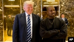 El presidente de EE.UU., Donald Trump, y el cantante Kanye West aparecen en una fotografía en Trump Tower en Nueva York, el 13 de diciembre de 2016.