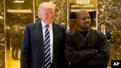 ABŞ prezidenti seçilmiş Donald Tramp and Kanye Vest Nyu-Yorkda Tramp qülləsində görüş zamanı, 13 dekabr, 2016.