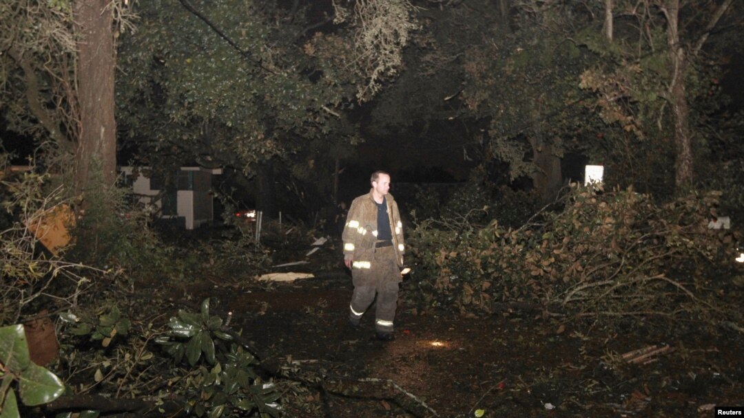 Árboles y cables eléctricos derribados en Mobile, Alabama, donde un tornado dejó a la zona sin electricidad el día de Navidad.