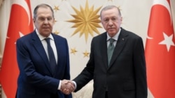 El presidente de Turquía, Recep Tayyip Erdogan (der) recibe al canciller ruso Serguei Lavrov (izq) en Ankara el 24 de febrero de 2025.