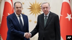 El presidente de Turquía, Recep Tayyip Erdogan (der) recibe al canciller ruso Serguei Lavrov (izq) en Ankara el 24 de febrero de 2025.