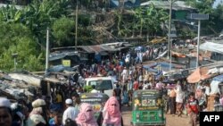 Pengungsi Rohingya berbelanja di pasar dekat kamp Kutupalong di Ukhia, 8 Oktober 2020. (Foto: Munir Uz zaman / AFP)