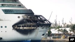 La foto muestra el daño exterior ocasionado por el fuego en la parte de la popa del Grandeur of the Seas.