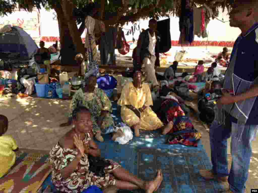 Quelques refugiés à l'ombre 