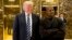 El presidente de EE.UU., Donald Trump, y el cantante Kanye West aparecen en una fotografía en Trump Tower en Nueva York, el 13 de diciembre de 2016.
