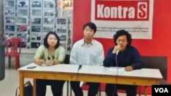 Koalisi Masyarakat Sipil mengadakan jumpa pers di kantor Kontras, Jakarta, Rabu (9/5), Wakil Koordinator Bidang Advokasi Kontras Puteri Kanisia (kiri) menjelaskan sejumlah rekomendasi dari konferensi nasional '20 Tahun Reformasi'. (VOA/Fathiyah).