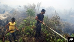 Firefighters work to extinguish forest fires in Bengkalish district of Riau province, Indonesia (file photo – 22 Oct 2010)