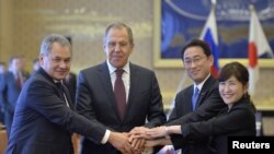 Bộ trưởng Quốc phòng Nga Sergei Shoigu (trái) và Bộ trưởng Ngoại giao Nga Sergei Lavrov (thứ 2, trái) bắt tay với Bộ trưởng Ngoại giao Nhật Bản Fumio Kishida (thứ 2, phải) và Bộ trưởng Quốc phòng Tomomi Inada trước hội nghị bộ trưởng quốc phòng và ngoại giao Nhật-Nga ở Tokyo, ngày 20/3/2017 (ảnh tư liệu).