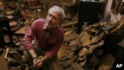 Ray Stanford yang telah mengumpulkan lebih dari 1.000 jejak kaki berbagai jenis dinosaurus, mengubah ruang tamunya menjadi apa yang disebutnya”Museum Stanford” (foto: Dok).