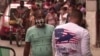 Captura de pantalla video de Reuters. Cubanos usan camisetas con la bandera de EE.UU., La Habana, 4 de noviembre de 2020.