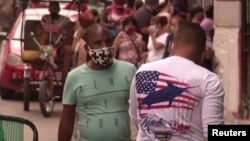 Captura de pantalla video de Reuters. Cubanos usan camisetas con la bandera de EE.UU., La Habana, 4 de noviembre de 2020.