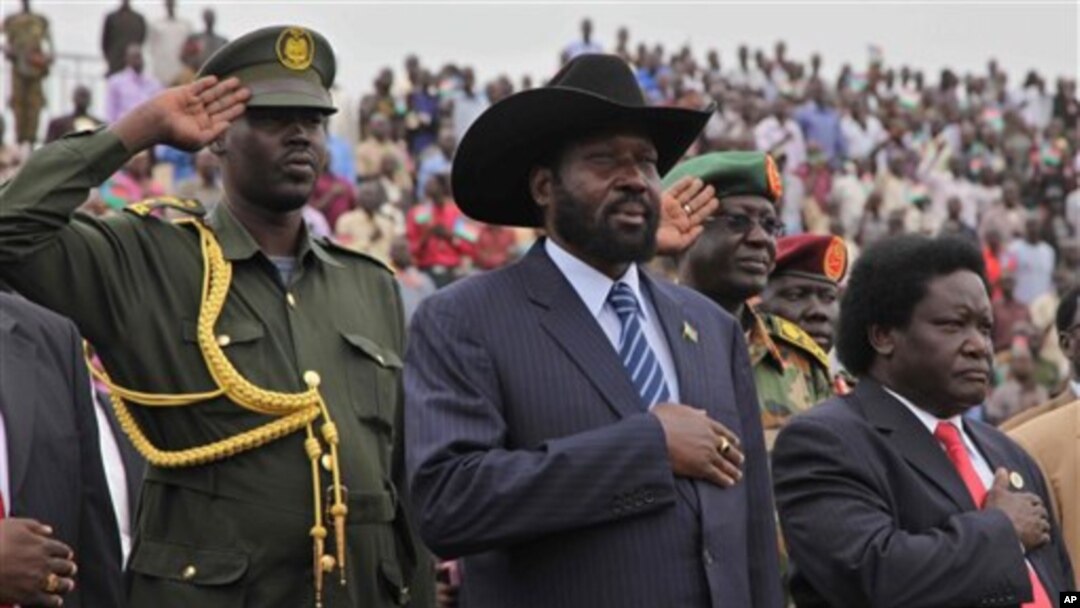 Presiden Salva Kiir (tengah) tiba di John Garang Masoleum di Juba, Sudan (27/4). Sudan telah mengumumkan keadaan darurat di sepanjang perbatasan dengan Sudan Selatan.