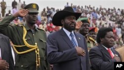 Presiden Salva Kiir (tengah) tiba di John Garang Masoleum di Juba, Sudan (27/4). Sudan telah mengumumkan keadaan darurat di sepanjang perbatasan dengan Sudan Selatan.