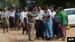 緬甸監獄職員為獲得釋放的政治犯查閱文件。