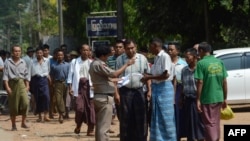 緬甸仰光永盛監獄的一名監獄官員4月8日在一批普通囚犯被釋放前檢查他們的文件。 