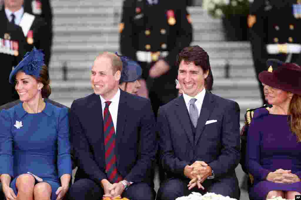 Pangeran William dari Inggris dan istrinya Catherine didampingi oleh Perdana Menteri Justin Trudeau dan istrinya Sophie Gregoire Trudeau dalam upacara penyambutan resmi di gedung parlemen British Columbia (24/9).