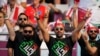 پیراهن‌های تماشاگران مسابقه فوتبال تیم اعزامی ایران با تیم ملی انگلستان
