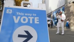 Un voluntario interpreta una canción de hip-hop "Drop the Vote" en las afueras de un centro de votación durante las elecciones presidenciales de EEUU, en Seattle, Ohio, el 2 de noviembre de 2020