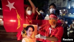 NLD ပါတီကို ထောက်ခံအားပေးသူများကို ရန်ကုန်မြို့မှာ တွေ့ရ။ (နိုဝင်ဘာ ၀၈၊ ၂၀၂၀) 