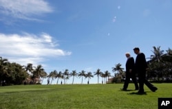 美國總統川普和中國主席習近平在海湖庄園會晤後散步（2017年4月7日）