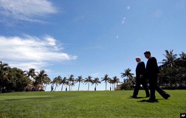 美国总统川普和中国主席习近平在海湖庄园会晤后散步（2017年4月7日）