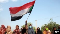 Para warga Sudan menggelar protes terhadap kudeta yang dilakukan pihak militer terhadap pemerintahan transisi yang berkuasa, di Distrik al-Shajara, sebelah selatan ibu kota Sudan, Khartoum, pada 25 Oktober 2021. (Foto: AFP)