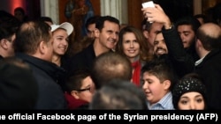 Bashar al-Assad e Asma al-Assad, em Damasco, 2015