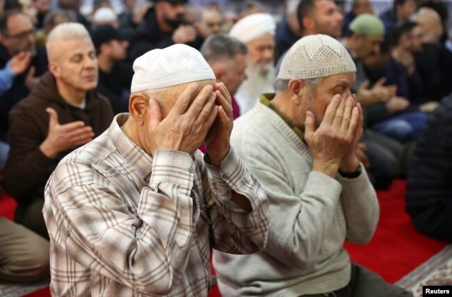 Frankfurt'ta Cuma namazı kılanlar