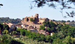 Celleno: the hilltop Lazio village on Rome’s outskirts thought it had escaped the coronavirus — nearly a month into Italy’s national lockdown, no confirmed cases of the potentially deadly virus had been recorded. (Dettmer/VOA)