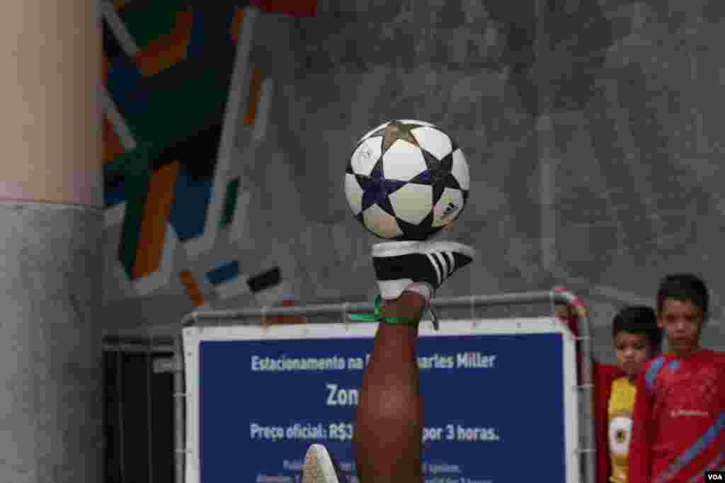 Dribles de bola nas ruas de São Paulo, durante o Mundial de Futebol que acontece no Brasil entre 12 de Junho e 13 de Julho. Junho 15, 2014
