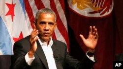 ABŞ-ın keçmiş prezidenti Barak Obama Çikaqo universitetində gənclər forumunda nitq söyləyir