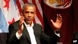 Mantan Presiden Amerika Serikat Barack Obama dalam sebuah diskusi di University of Chicago, Chicago, Senin, 24 April 2017. 