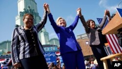 미국 민주당 대선 후보 지명에 필요한 과반 대의원을 확보한 힐러리 클린턴 후보(가운데)가 6일 캘리포니아주 롱비치에서 캐런 바스 연방하원의원(왼쪽)과 맥신 워터스 연방하원의원과 함께 기뻐하고 있다.