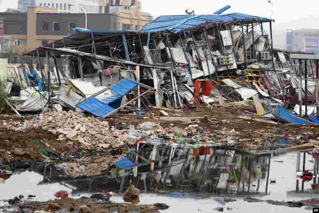 Um dormitório destruido por ondas de choque perto da explosão em Tianjin, China,&nbsp;13 de Agosto, 2015.&nbsp; &nbsp;