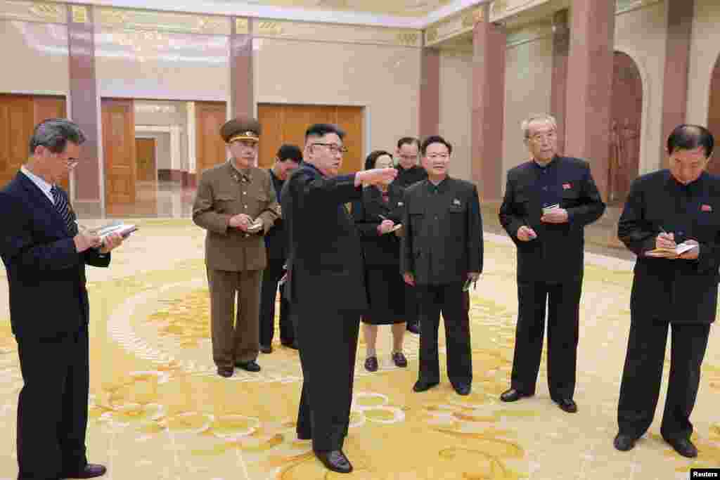 김정은 북한 국무위원장이 증·개축한 조선혁명박물관에서 당 간부 및 관계자들과 대화하고 있다.