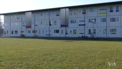 Encouraging Integration by Mixing Students and Refugees