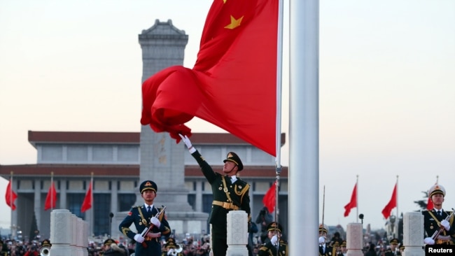 中国军队在天安门举行升旗仪式 （资料照片） 