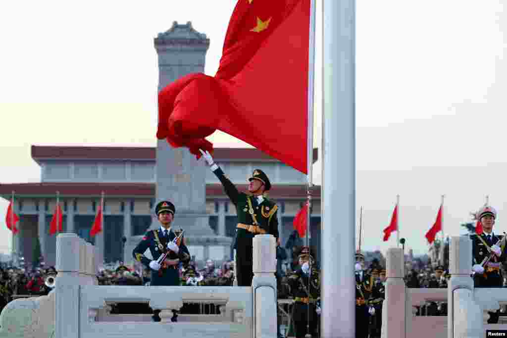 2018年1月1日，中国人民解放军取代武警在北京天安门广场举行国庆升旗仪式。