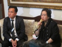 Rachmawati Soekarnoputri, putri mendiang Presiden Soekarno dan pengacaranya Yusril Ihza Mahendra dalam jumpa pers di kediamannya di kawasan Jatipadang, Jakarta Selatan, Rabu (7/12). (Fathiyah Wardah/VOA)