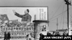 资料照片: 1967年2月文革命期间北京居民在市中心散步