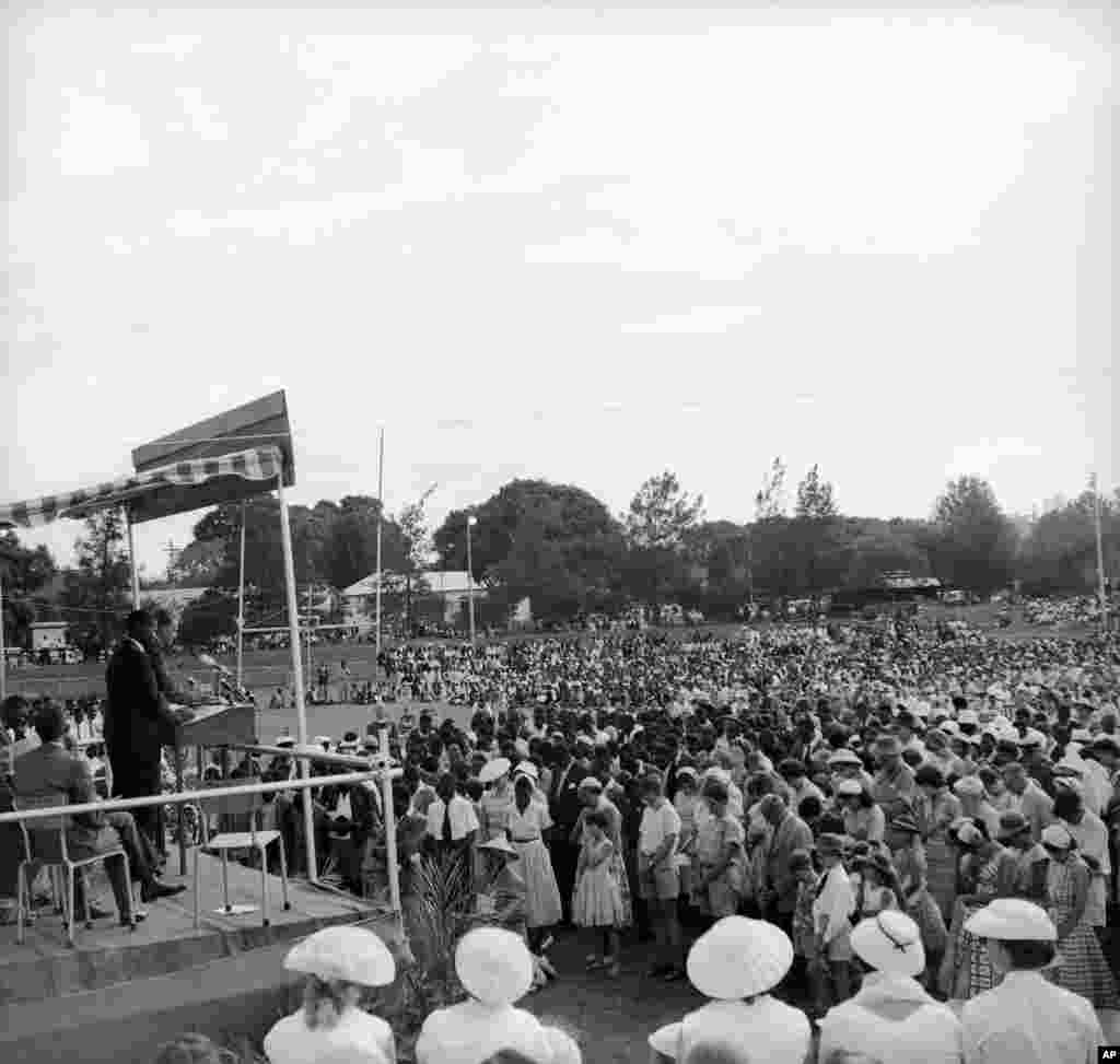 Têtes inclinées debout devant la tribune, les croyants ont répondu à l'appel du Dr Graham en Rhodésie, le 20 février 1960.