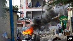 Militan Somalia menyerang sebuah hotel di Mogadishu hari Minggu (1/11). 