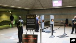 La Autoridad Metropolitana de Transporte de Los Angeles realiza un programa piloto de dos días de un nuevo escáner de cuerpo completo para pasajeros que detecta armas o explosivos, en la parada Union Station de la ciudad.