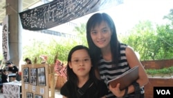 香港市民羅小姐(右)帶同就讀小學三年級的女兒參加罷課體驗日