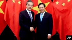 Ông Vương Nghị và ông Phạm Bình Minh chụp ảnh tại Hà Nội hồi tháng Tư.