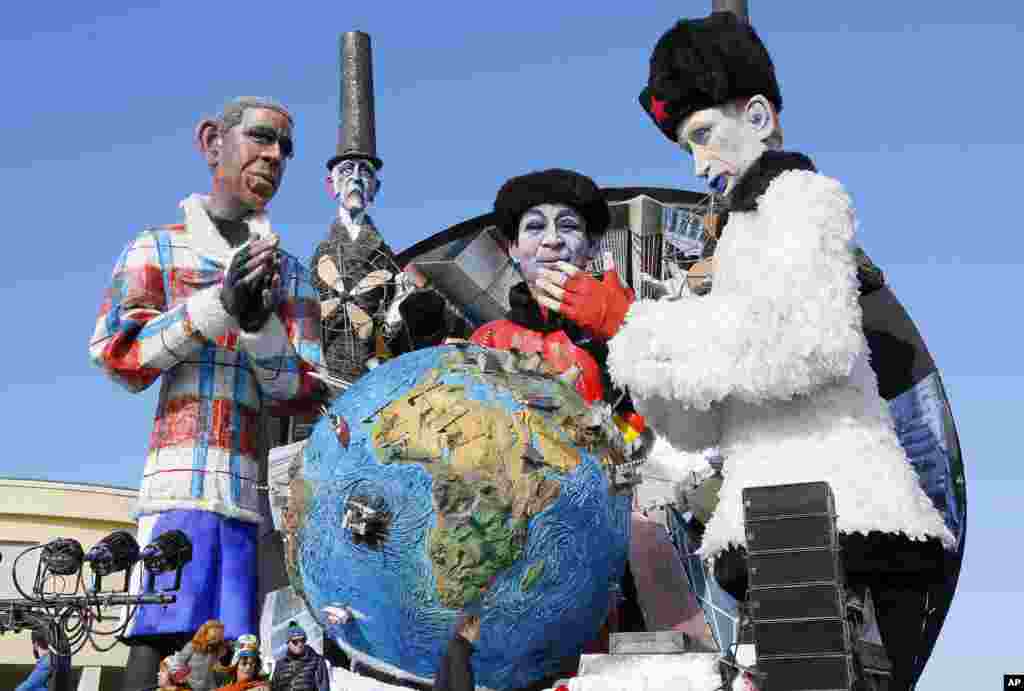 مجسمه های ولاديمير پوتين رئيس جمهوری روسيه، باراک اوباما رئيس جمهوری آمريکا و شی جين پينگ، رئيس جمهوری چين، تحت عنوان &laquo;سرمای بزرگ&raquo; در &nbsp;راهپيمايی کارناوال سنتی &nbsp;ويارگيو در ايتاليا.