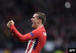 L'attaquant français de l'Atlético Madrid, Antoine Griezmann, jubile à l'issue du match retour de demi-finale de l'UEFA Europa League contre l'Arsenal FC, au stade Wanda Metropolitano, Italie, 3 mai 2018.