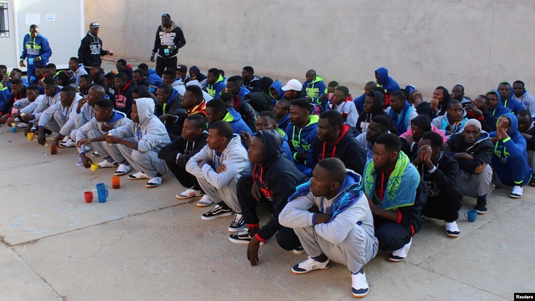 Para migran Afrika menunggu Misrata, Libya untuk dievakuasi ke Niger. 